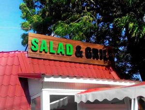 вывеска "SALAD&GRILS"