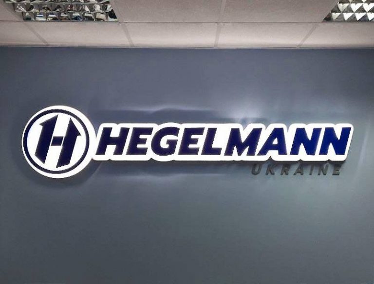 Интерьерные объемные буквы на подложке