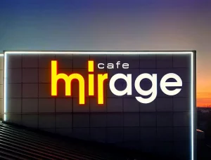 Объемные буквы с подсветкой Cafe Mirage.