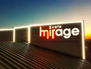 Объемные буквы с подсветкой Cafe Mirage.