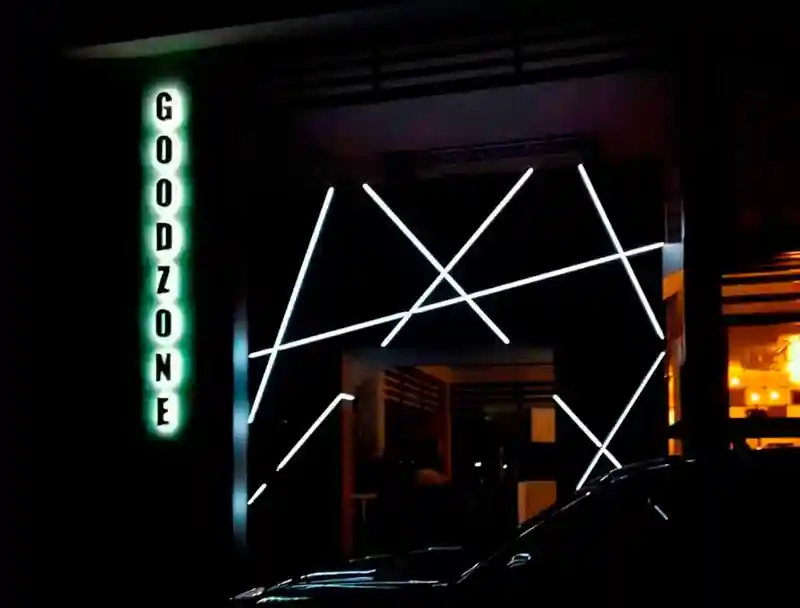 Декоративные световые элементы на фасаде good zone